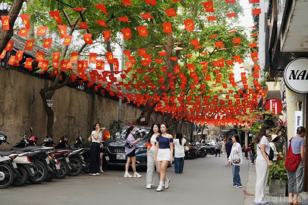 Đường phố Hà Nội rực rỡ cờ hoa chuẩn bị đón đại