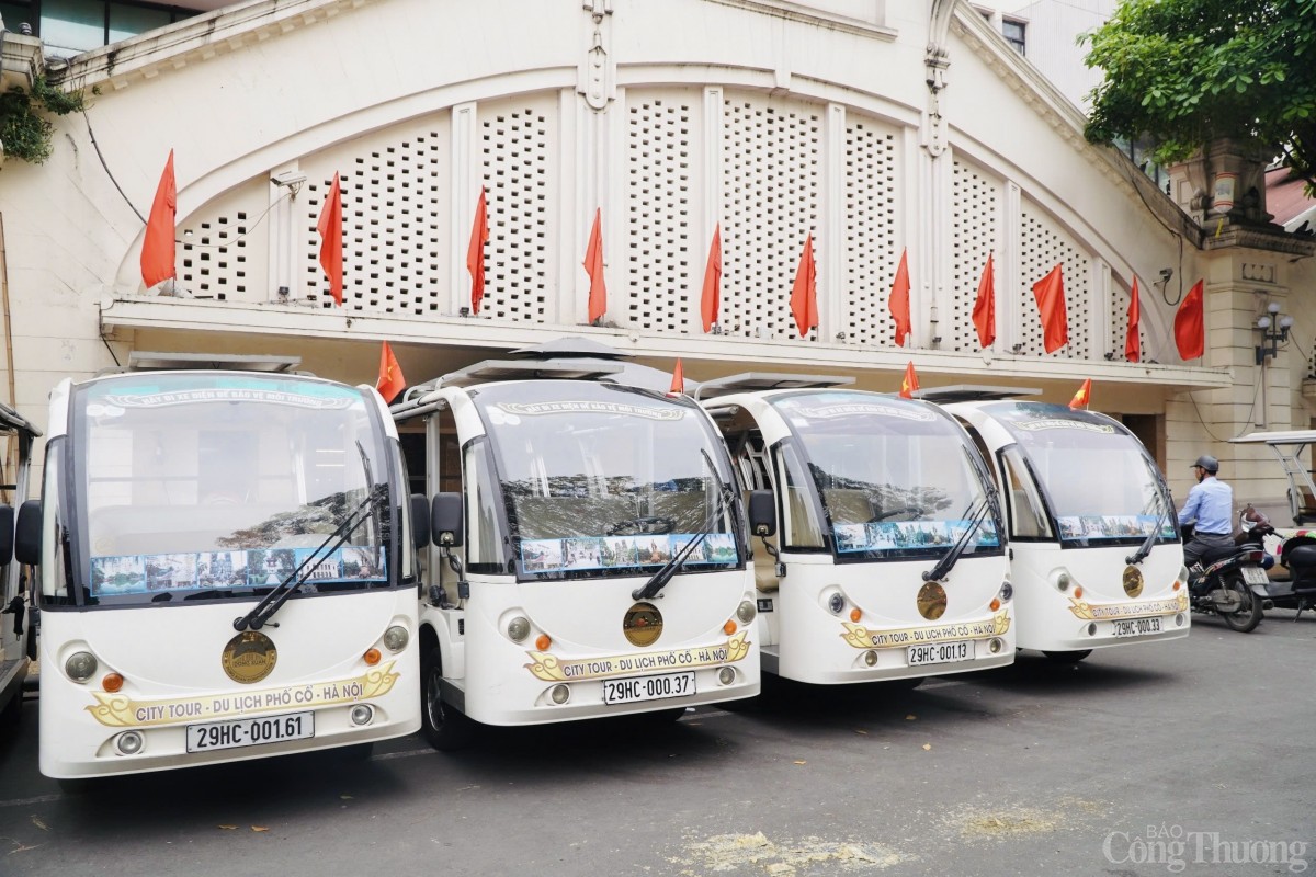 Đường phố Hà Nội rực rỡ cờ hoa chuẩn bị đón đại