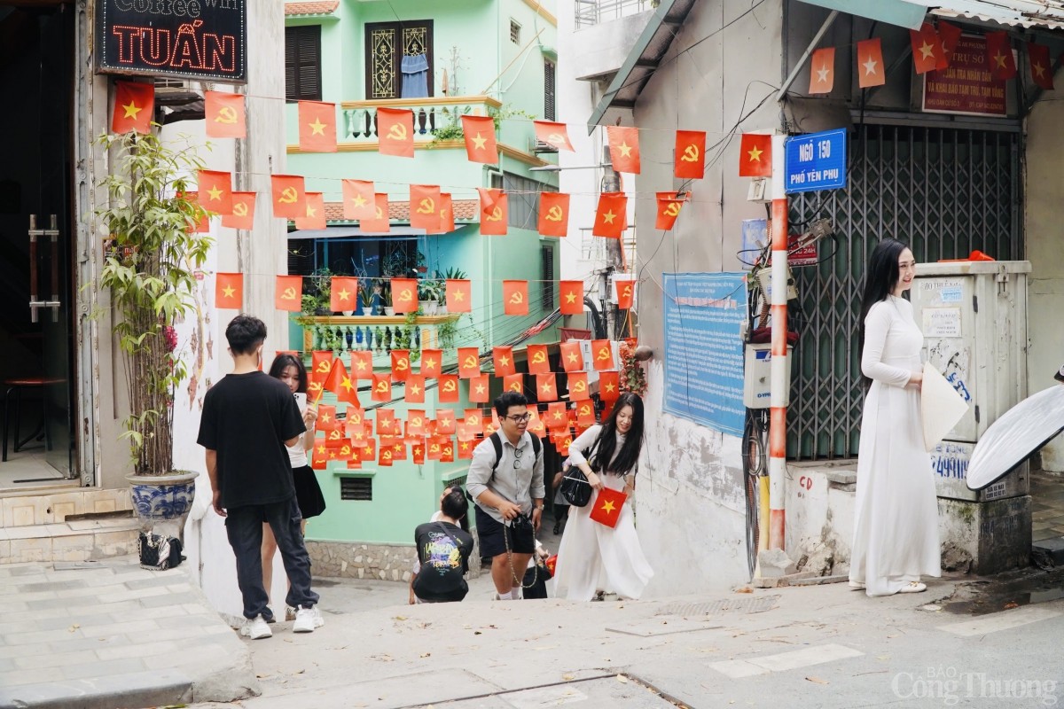 Đường phố Hà Nội rực rỡ cờ hoa chuẩn bị đón đại