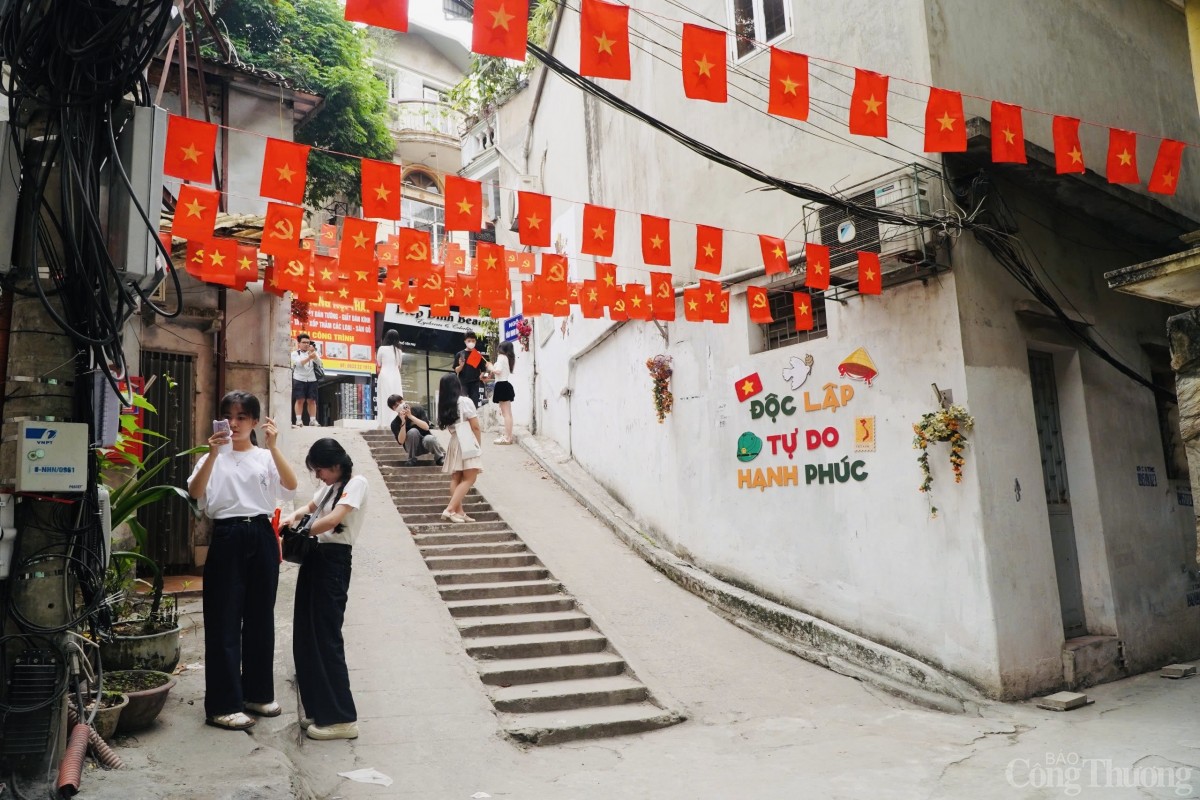 Đường phố Hà Nội rực rỡ cờ hoa chuẩn bị đón đại