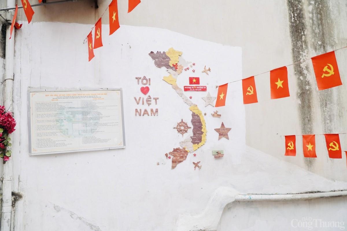 Đường phố Hà Nội rực rỡ cờ hoa chuẩn bị đón đại