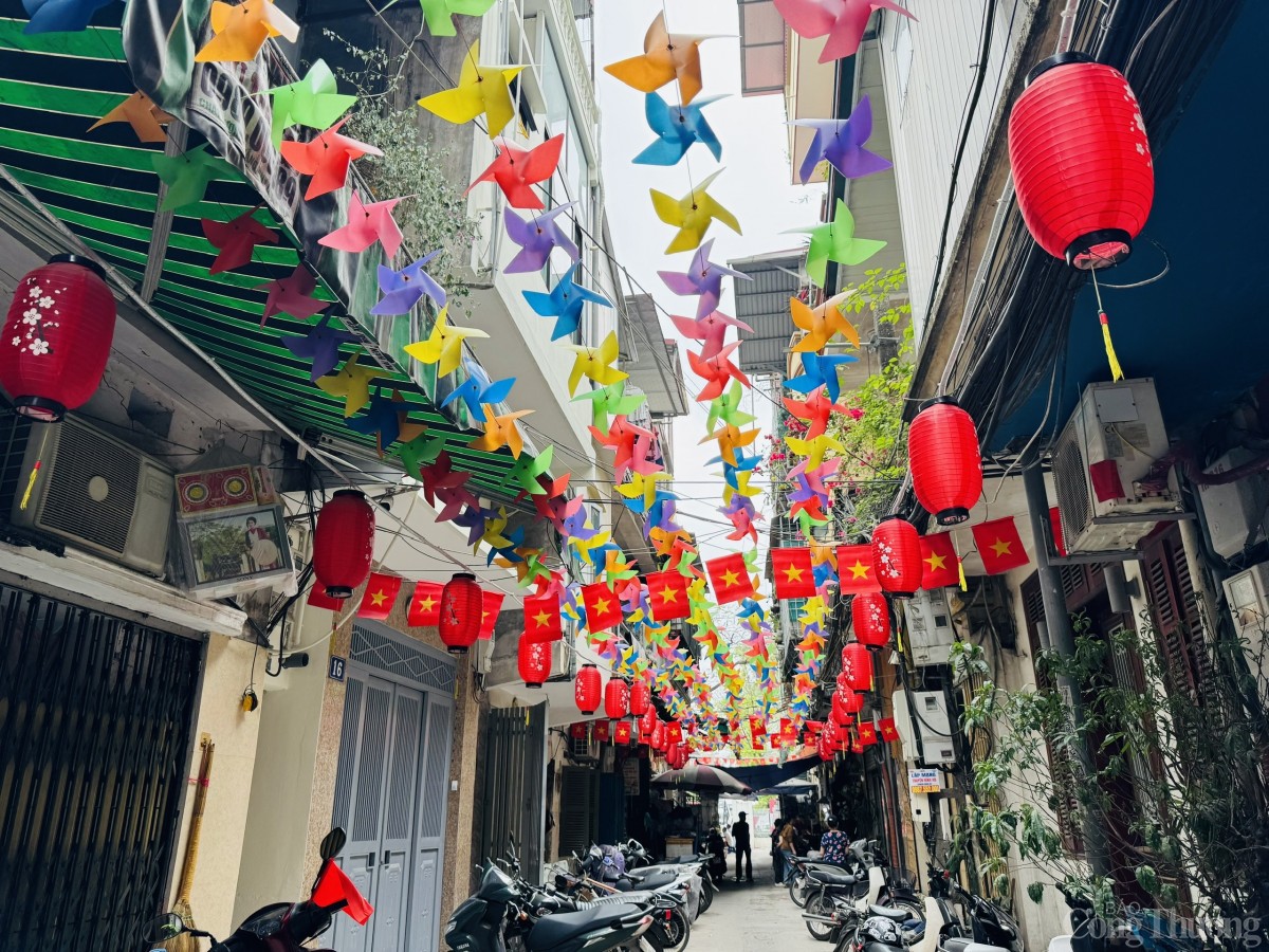 Đường phố Hà Nội rực rỡ cờ hoa chuẩn bị đón đại