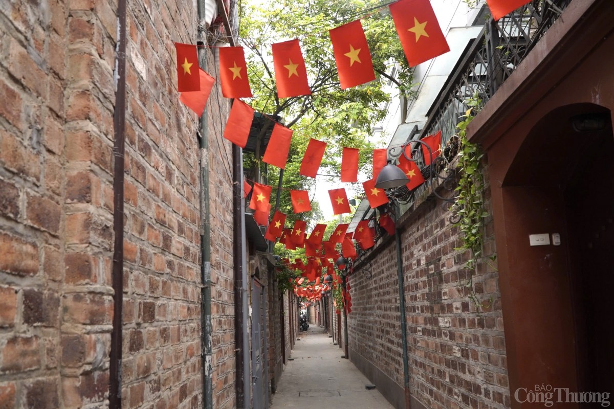 Đường phố Hà Nội rực rỡ cờ hoa chuẩn bị đón đại