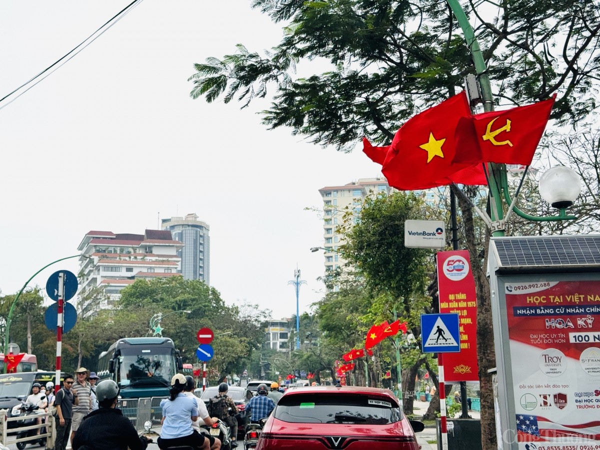 Đường phố Hà Nội rực rỡ cờ hoa chuẩn bị đón đại