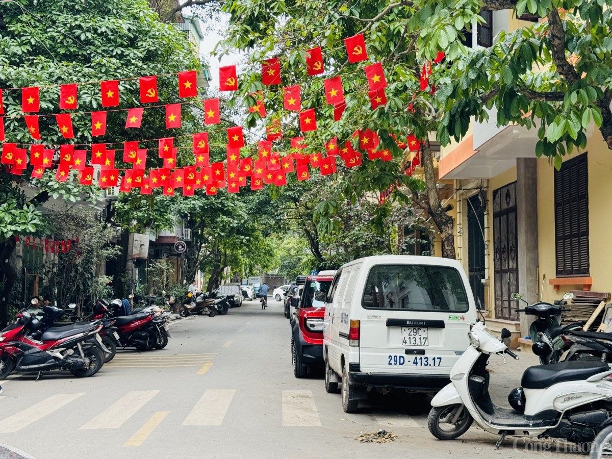 Đường phố Hà Nội rực rỡ cờ hoa chuẩn bị đón đại