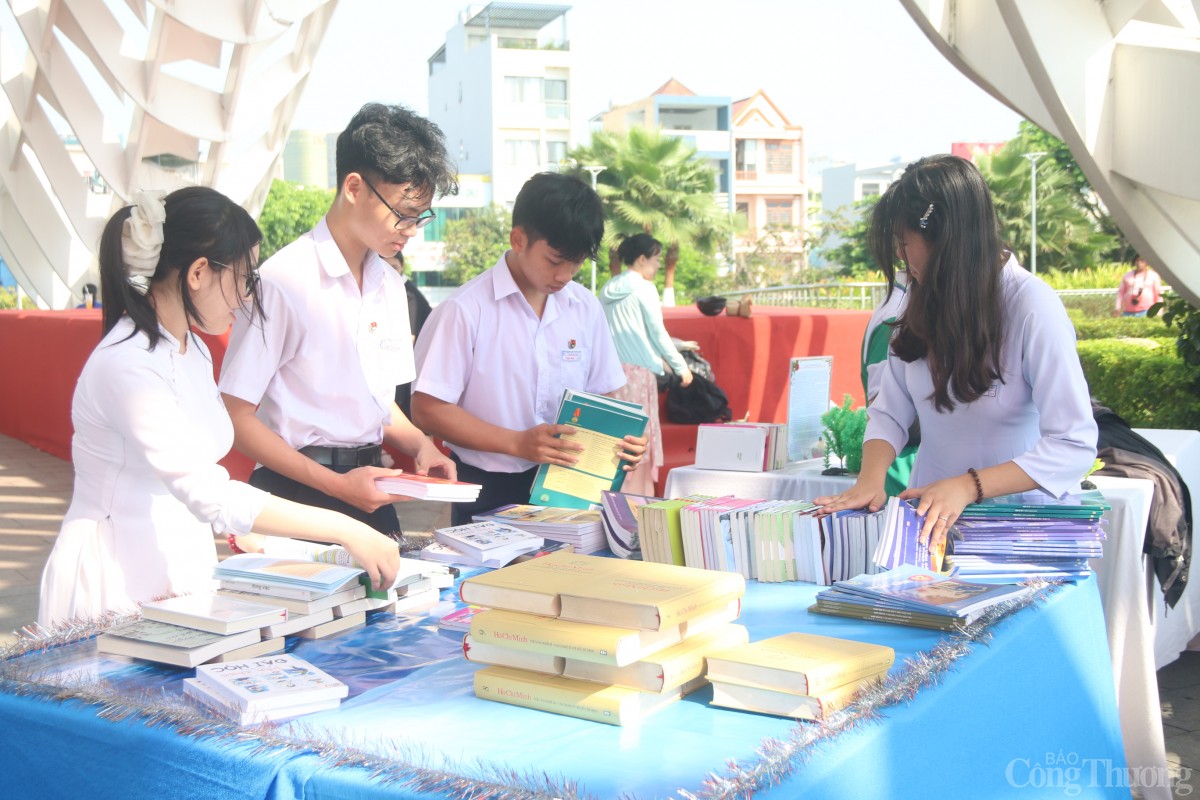 Các bạn học sinh hoàn thiện mô hình tham gia Cuộc thi Xếp sách nghệ thuật “Đà Nẵng – Thành phố tôi yêu” Các bạn học sinh hoàn thiện mô hình tham gia Cuộc thi Xếp sách nghệ thuật “Đà Nẵng – Thành phố tôi yêu”