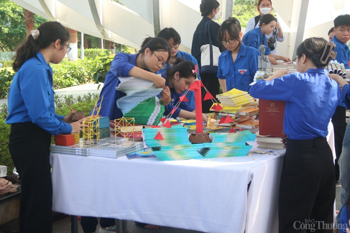 Các bạn trẻ tỉ mỉ xếp từng trang sách, hoàn thiện tác phẩm bằng cả tâm huyết và niềm tự hào về Đà Nẵng Các bạn trẻ tỉ mỉ xếp từng trang sách, hoàn thiện tác phẩm bằng cả tâm huyết và niềm tự hào về Đà Nẵng