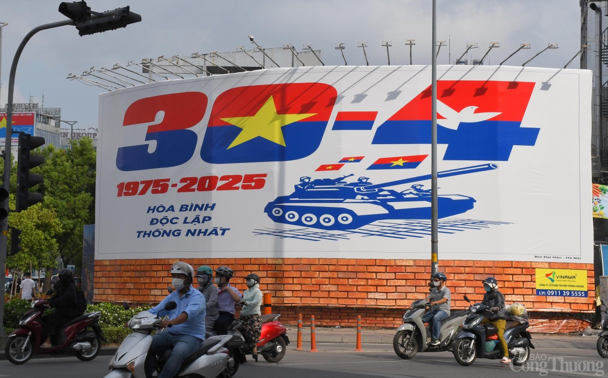 TP. Hồ Chí Minh cờ hoa rực rỡ mừng chiến thắng 30/4