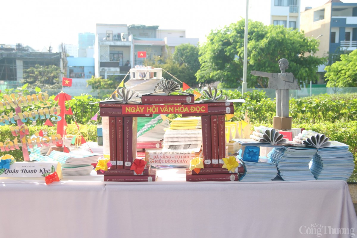 Tác phẩm mô hình sách đề tài “Đà Nẵng - Tự hào về một dòng chảy” được hoàn thiện tại cuộc thi. Tác phẩm mô hình sách đề tài “Đà Nẵng - Tự hào về một dòng chảy” được hoàn thiện tại cuộc thi.