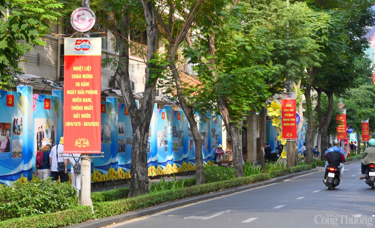 TP. Hồ Chí Minh cờ hoa rực rỡ mừng chiến thắng 30/4