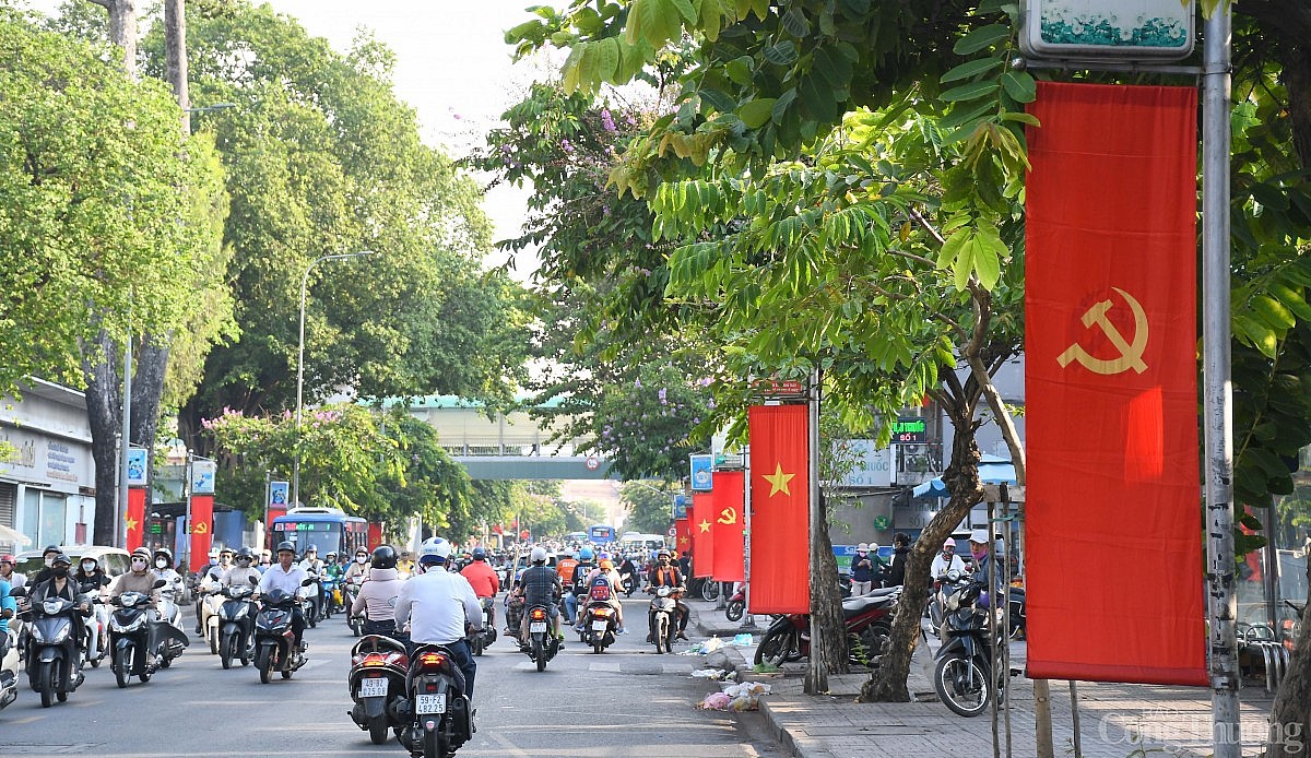 TP. Hồ Chí Minh cờ hoa rực rỡ mừng chiến thắng 30/4