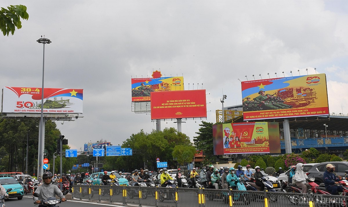 TP. Hồ Chí Minh cờ hoa rực rỡ mừng chiến thắng 30/4