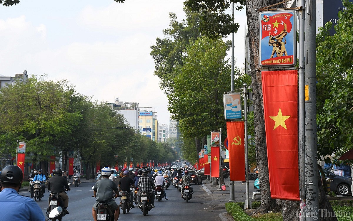 TP. Hồ Chí Minh cờ hoa rực rỡ mừng chiến thắng 30/4