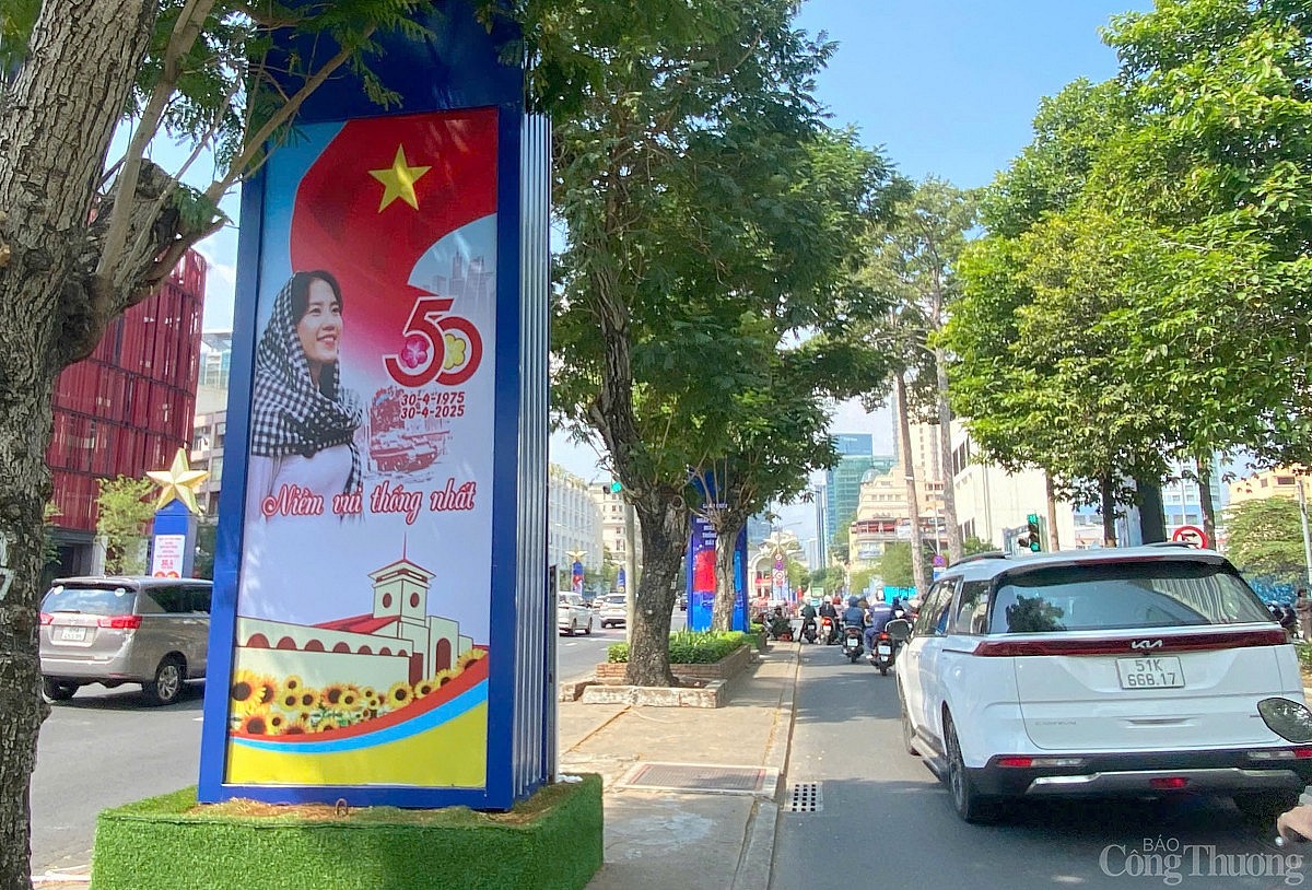 TP. Hồ Chí Minh cờ hoa rực rỡ mừng chiến thắng 30/4