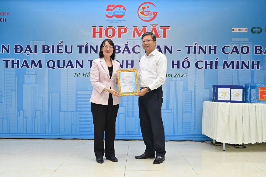 Đồng chí Phạm Gia Khương (bên phải) - Phó trưởng Văn phòng Đại diện Agribank khu vực miền Nam trao biểu trưng 3.100 phần quà của Agribank tặng các cán bộ, chiến sĩ trực tiếp tham gia làm nên Đại thắng mùa Xuân 1975 đến thăm Thành phố Hồ Chí Minh