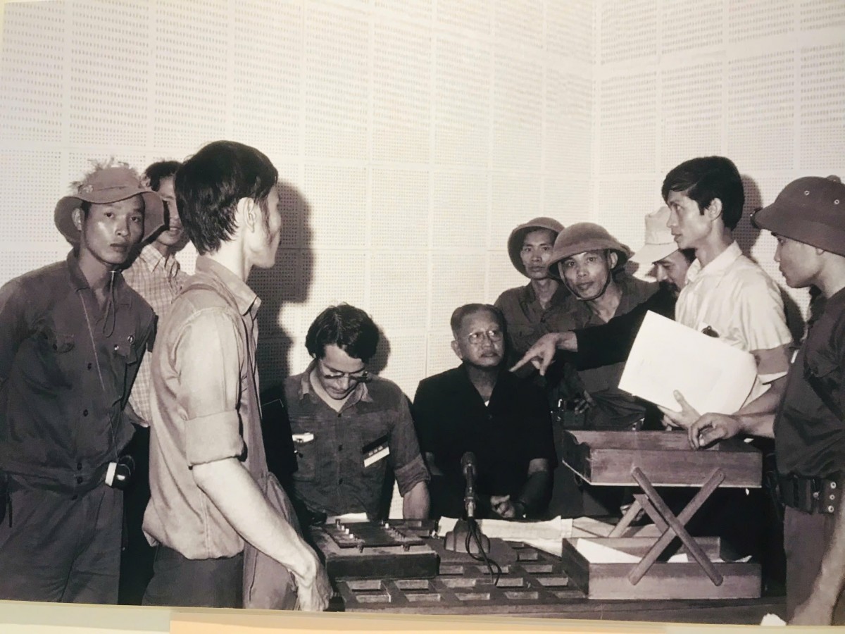 Tổng chính quyền Sài gòn Dương Văn Minh đọc Tuyên bố đầu hàng vô điều kiện tại Đài Phát thanh Sài Gòn, trưa ngày 30/4/1975 Tổng chính quyền Sài gòn Dương Văn Minh đọc Tuyên bố đầu hàng vô điều kiện tại Đài Phát thanh Sài Gòn, trưa ngày 30/4/1975