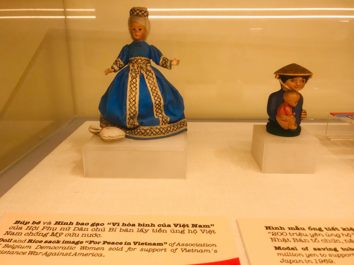 Búp bê và hình bao gạo 'Vì hoà bình của Việt Nam' của Hội phụ nữ Dân chủ Bỉ bán lấy tiền ủng hộ Việt Nam chống Mỹ cứu nước Búp bê và hình bao gạo 'Vì hoà bình của Việt Nam' của Hội phụ nữ Dân chủ Bỉ bán lấy tiền ủng hộ Việt Nam chống Mỹ cứu nước