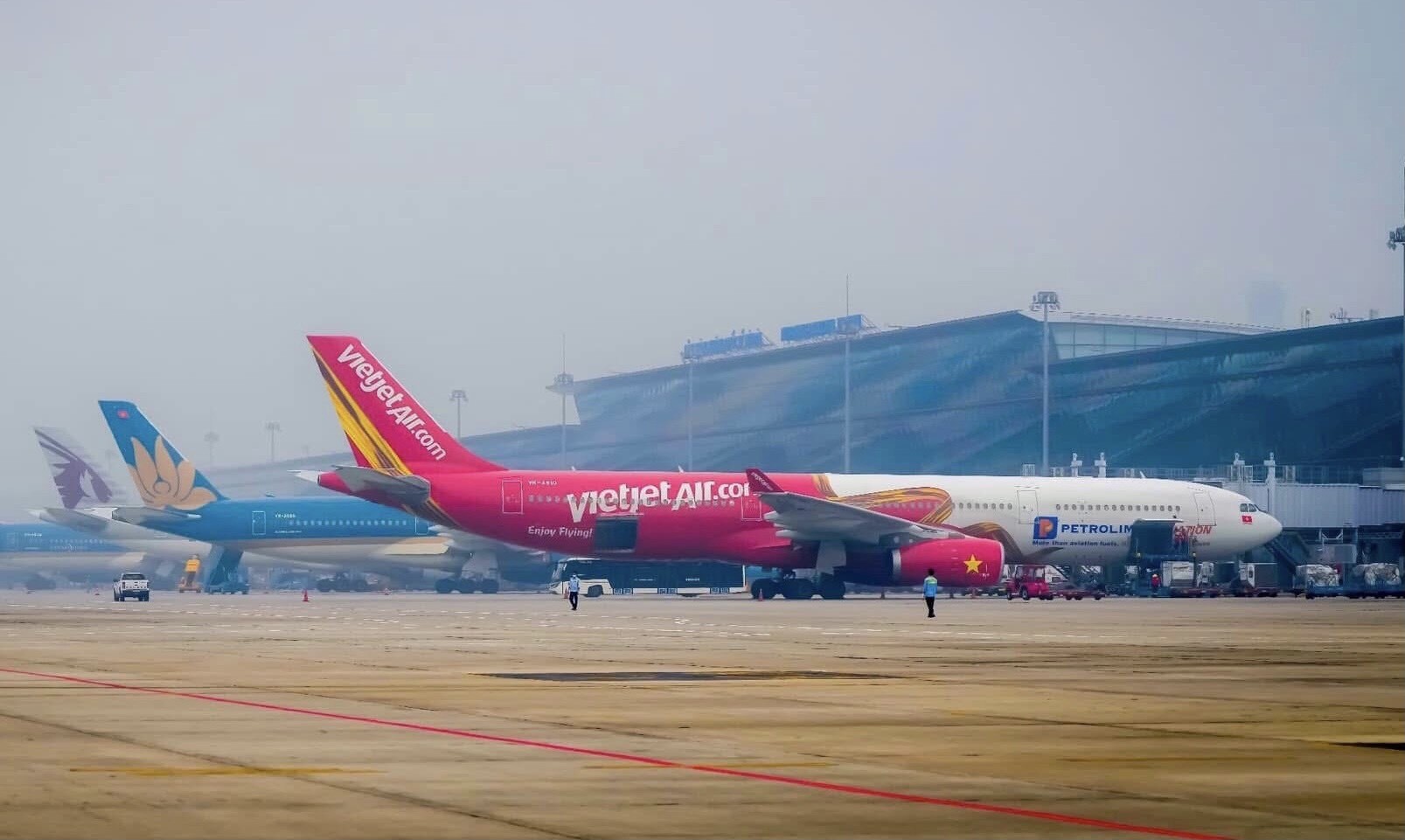 Hành khách cần lưu ý các chiêu trò vé máy bay giá rẻ. Ảnh: NIA