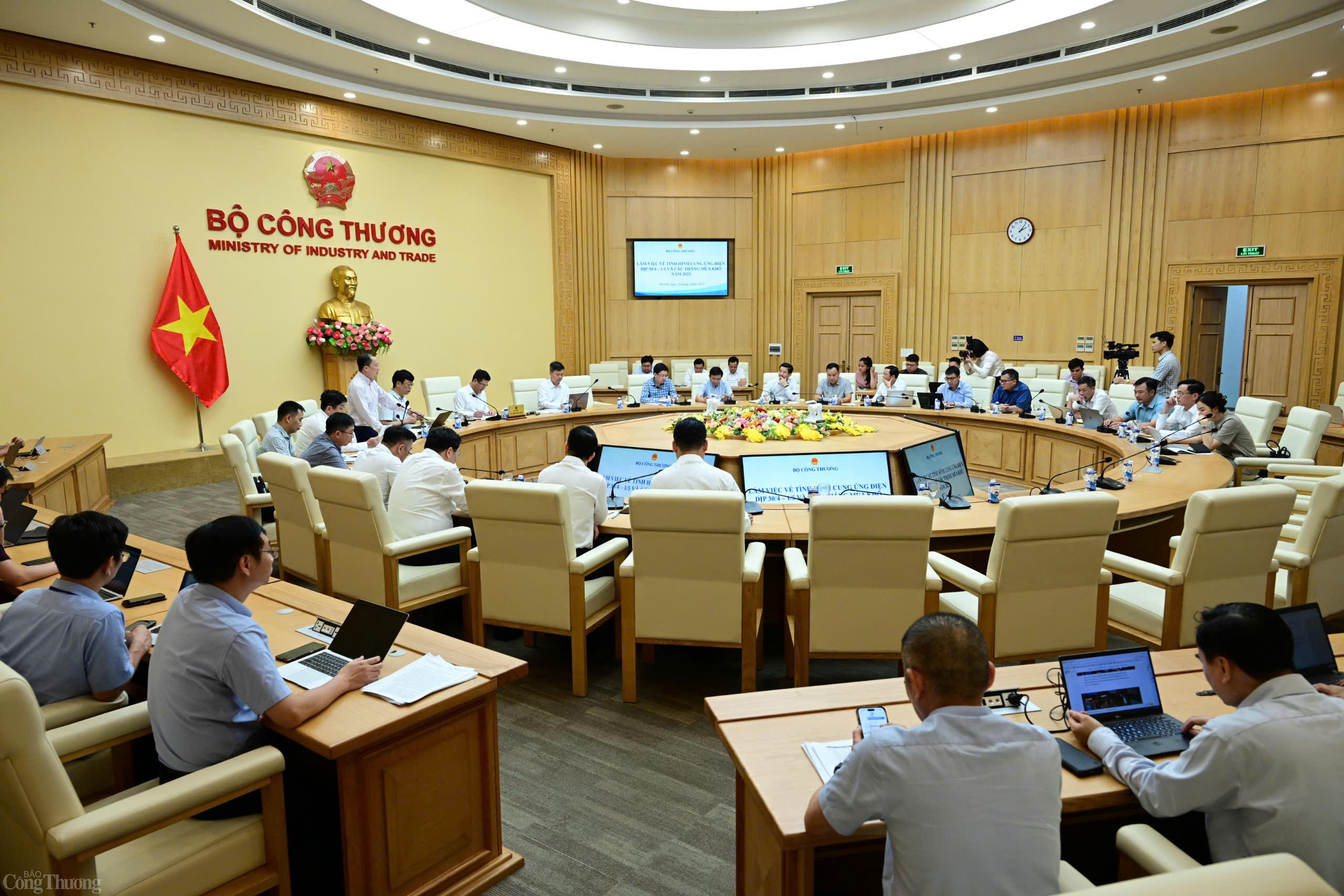 Bộ Công Thương họp về tình hình cung ứng điện dịp 30/4-1/5