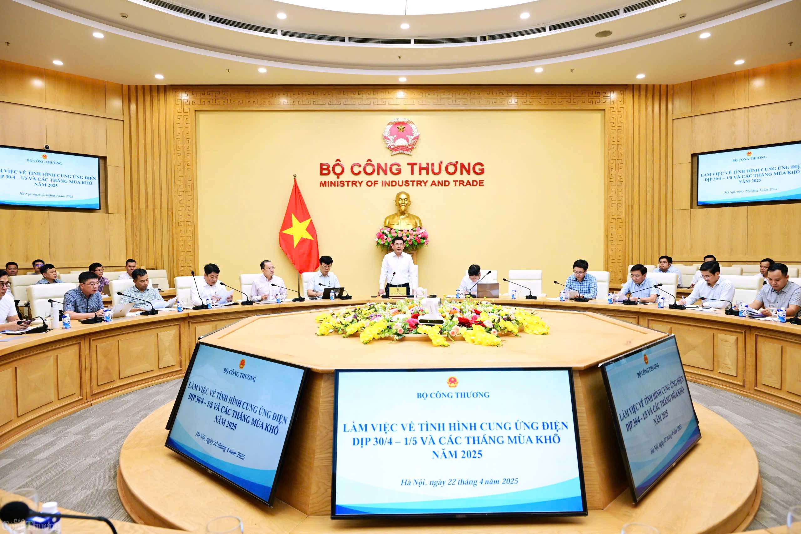 Bộ Công Thương họp về tình hình cung ứng điện dịp 30/4-1/5