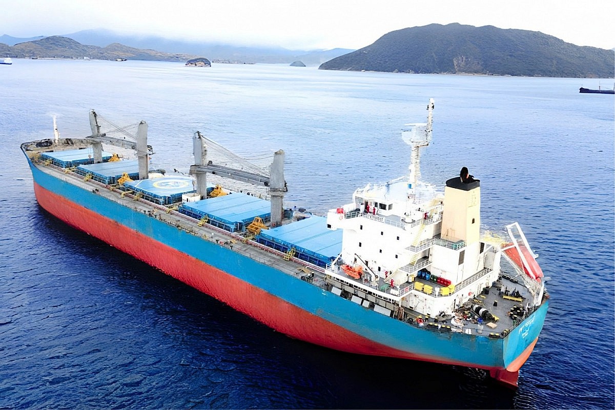 Trong năm 2024, PVTrans và các đơn vị thành viên đã thành công đầu tư 08 tàu mới, bao gồm các loại tàu chở dầu sản phẩm, tàu hóa chất, tàu chở khí hóa lỏng (LPG) và tàu hàng rời. (Ảnh: Tàu hàng rời PVT Peridot được PVTrans tiếp nhận vào cuối năm 2024)