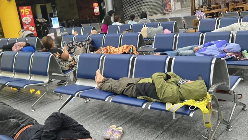 Hành khách vạ vật chờ ở sân bay vì bị delay. Ảnh: CTV