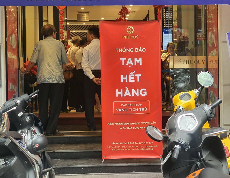 Giá vàng tăng cao kỷ lục, xếp hàng không mua được vàng