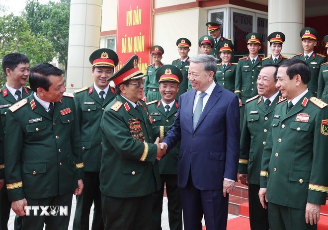 Tổng Bí thư Tô Lâm tham quan vũ khí, khí tài của Binh chủng Tăng thiết giáp. Ảnh: TTXVN Tổng Bí thư Tô Lâm tham quan vũ khí, khí tài của Binh chủng Tăng thiết giáp. Ảnh: TTXVN