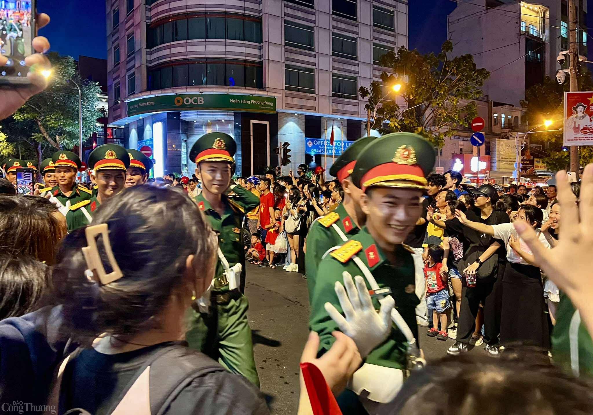 Biển người chào đón các chiến sĩ tham gia tổng hợp luyện diễu binh tối 22/4