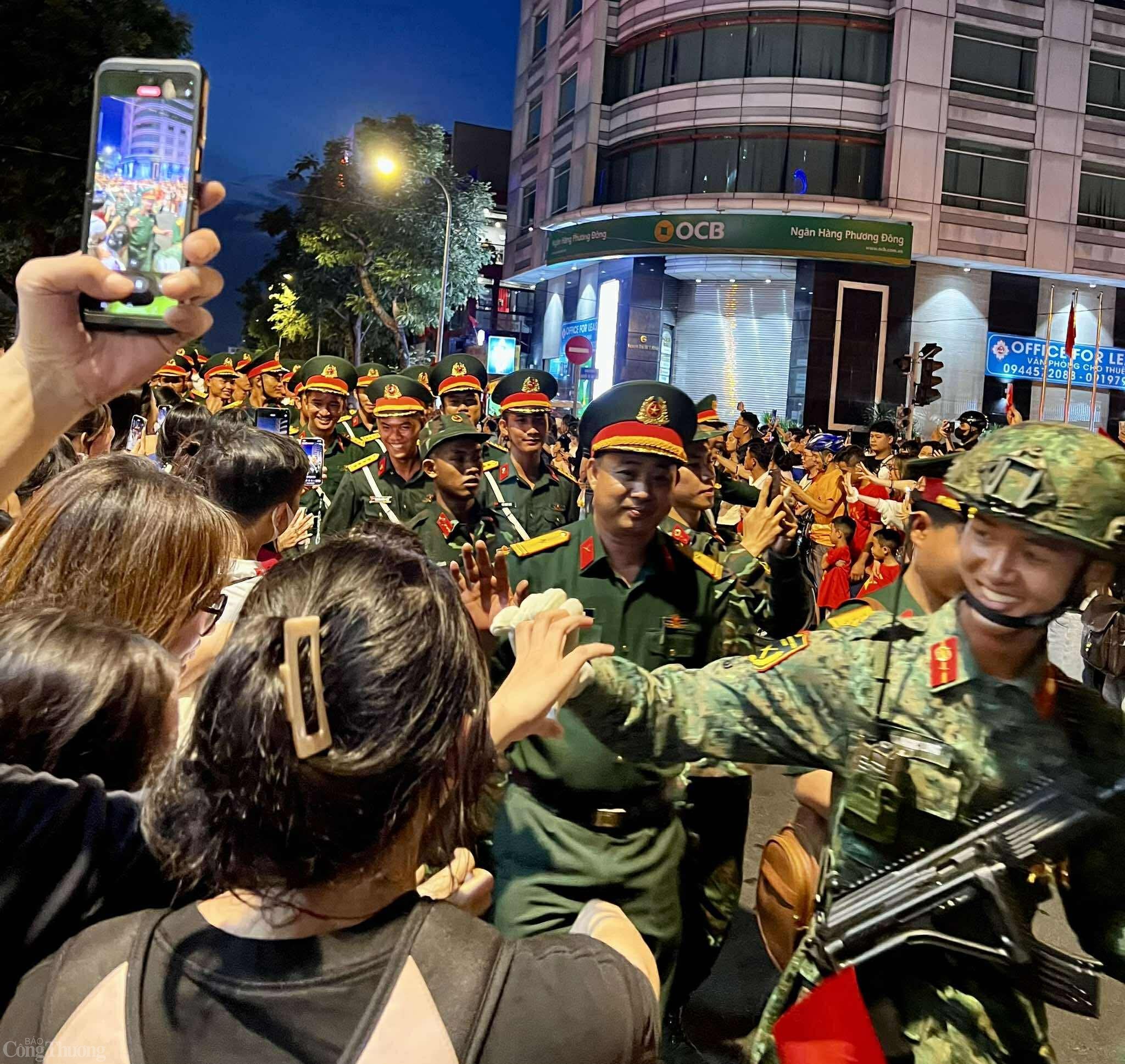 Biển người chào đón các chiến sĩ tham gia tổng hợp luyện diễu binh tối 22/4