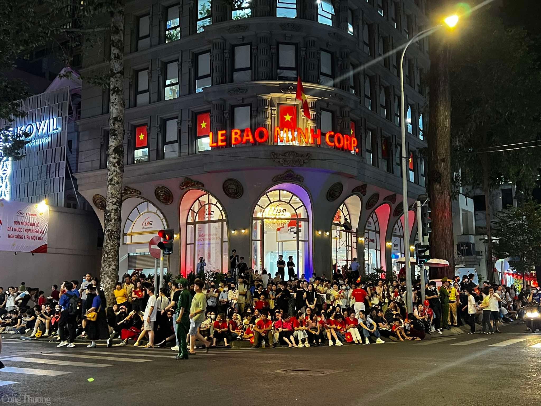 undefined Biển người chào đón các chiến sĩ tham gia tổng hợp luyện diễu binh tối 22/4