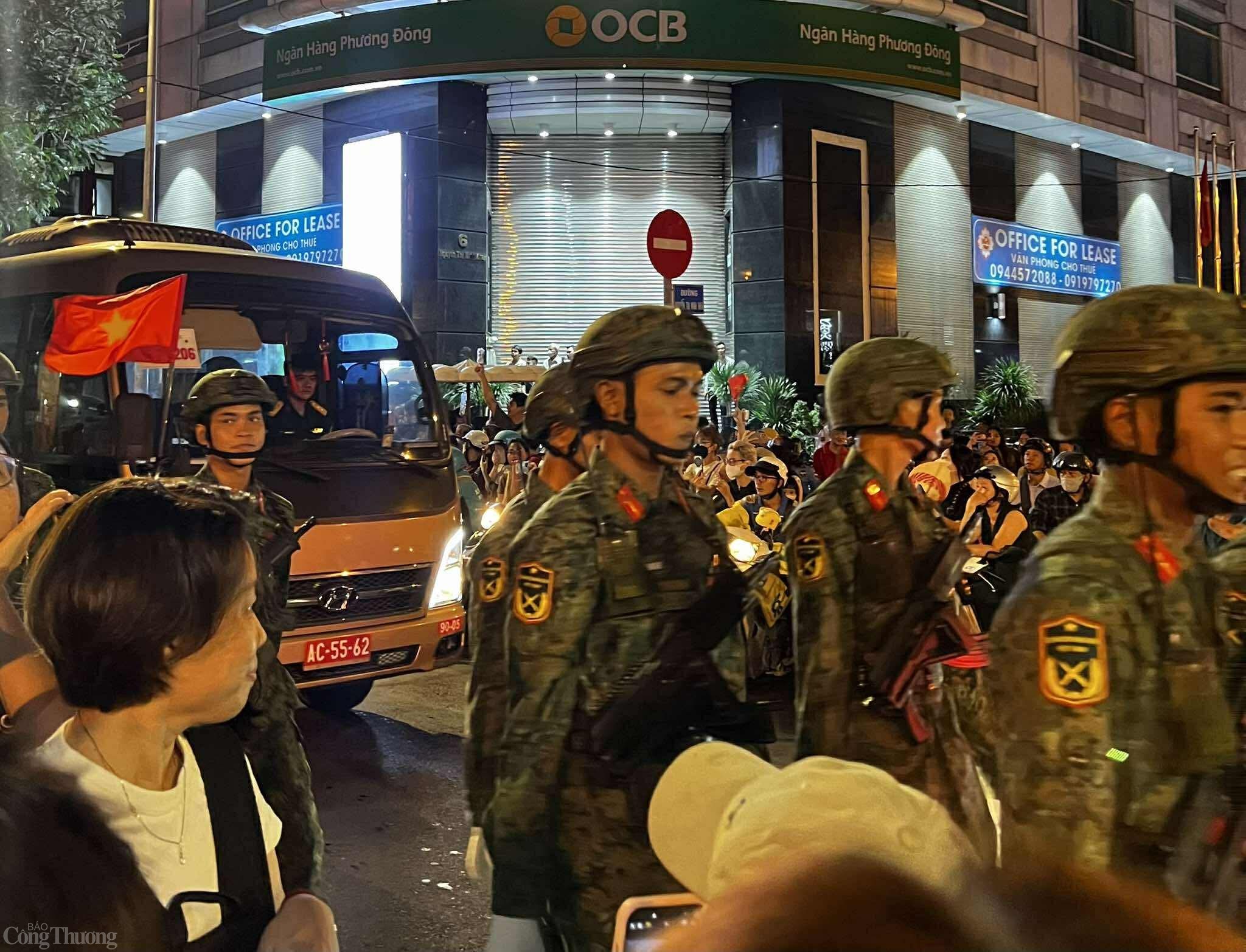 Biển người chào đón các chiến sĩ tham gia tổng hợp luyện diễu binh tối 22/4