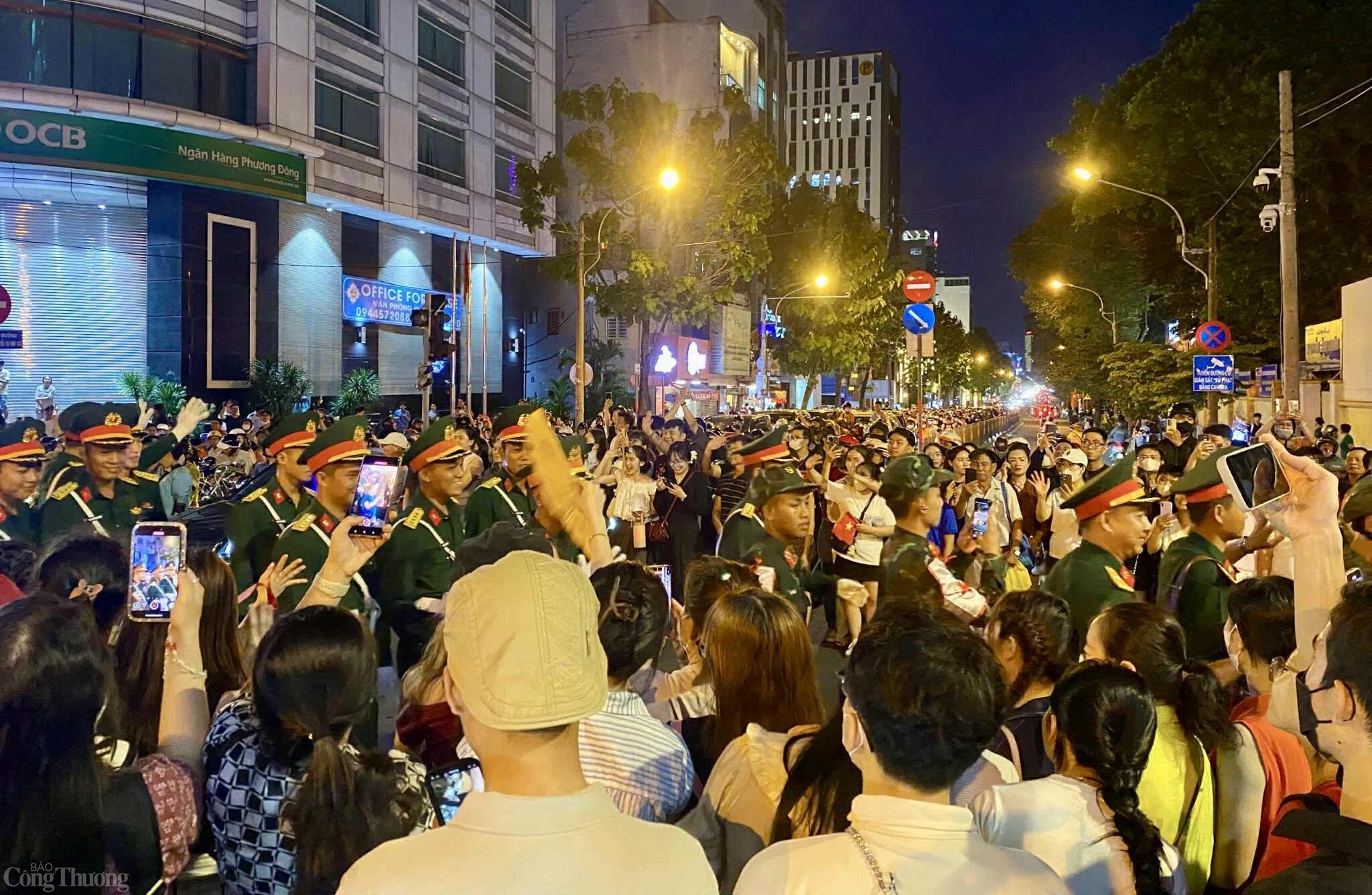 Biển người chào đón các chiến sĩ tham gia tổng hợp luyện diễu binh tối 22/4