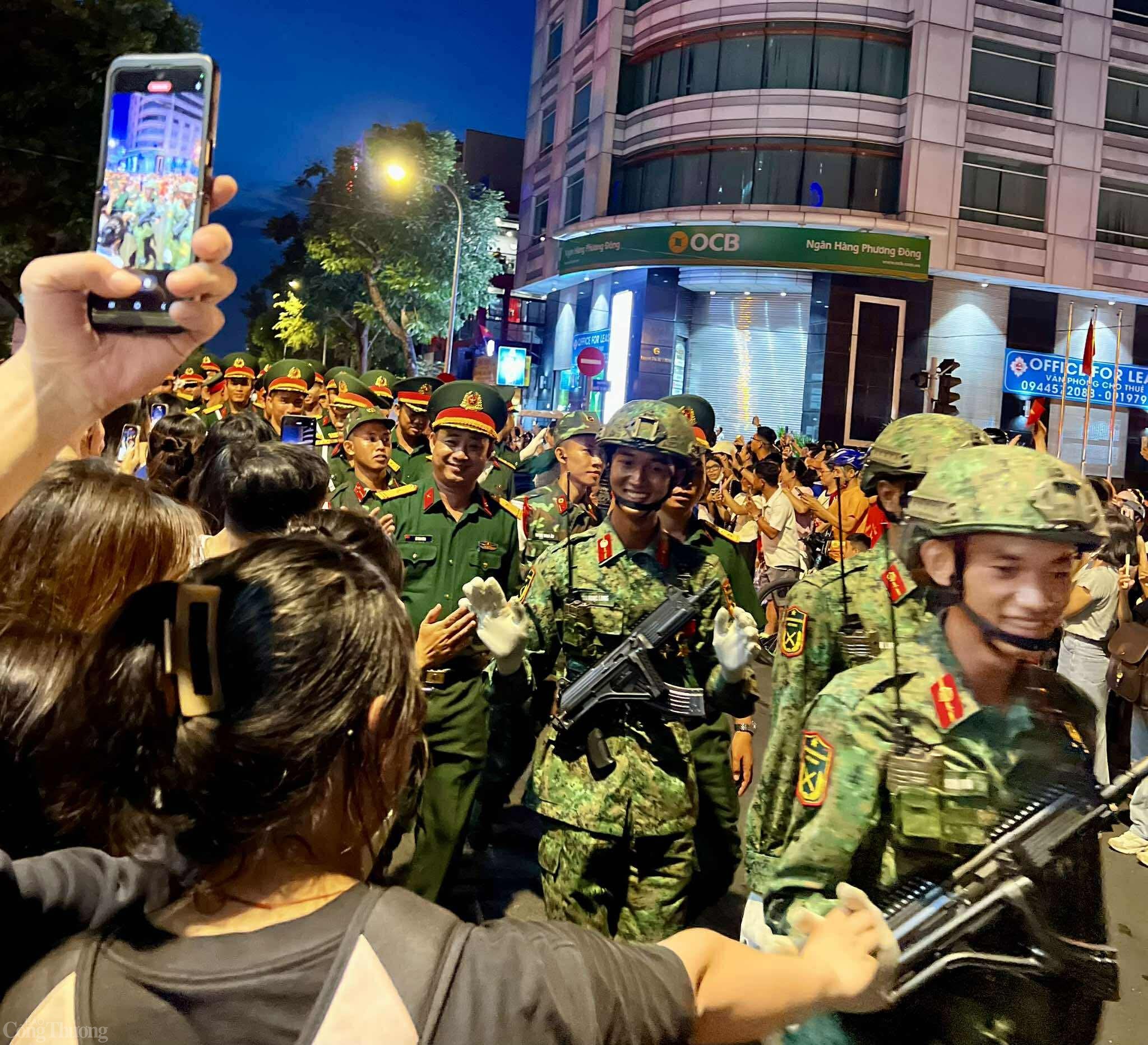 Biển người chào đón các chiến sĩ tham gia tổng hợp luyện diễu binh tối 22/4