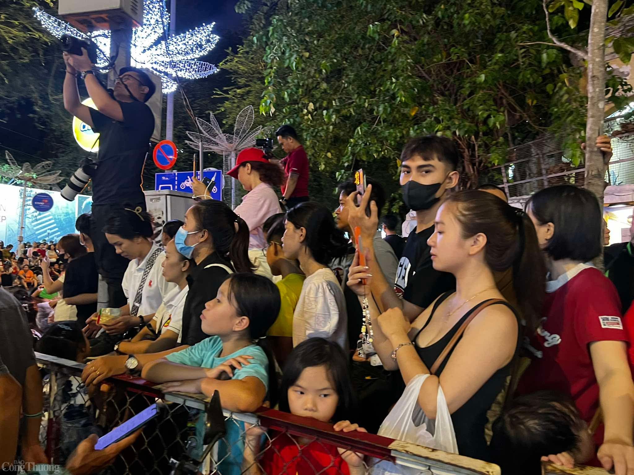 undefined Biển người chào đón các chiến sĩ tham gia tổng hợp luyện diễu binh tối 22/4