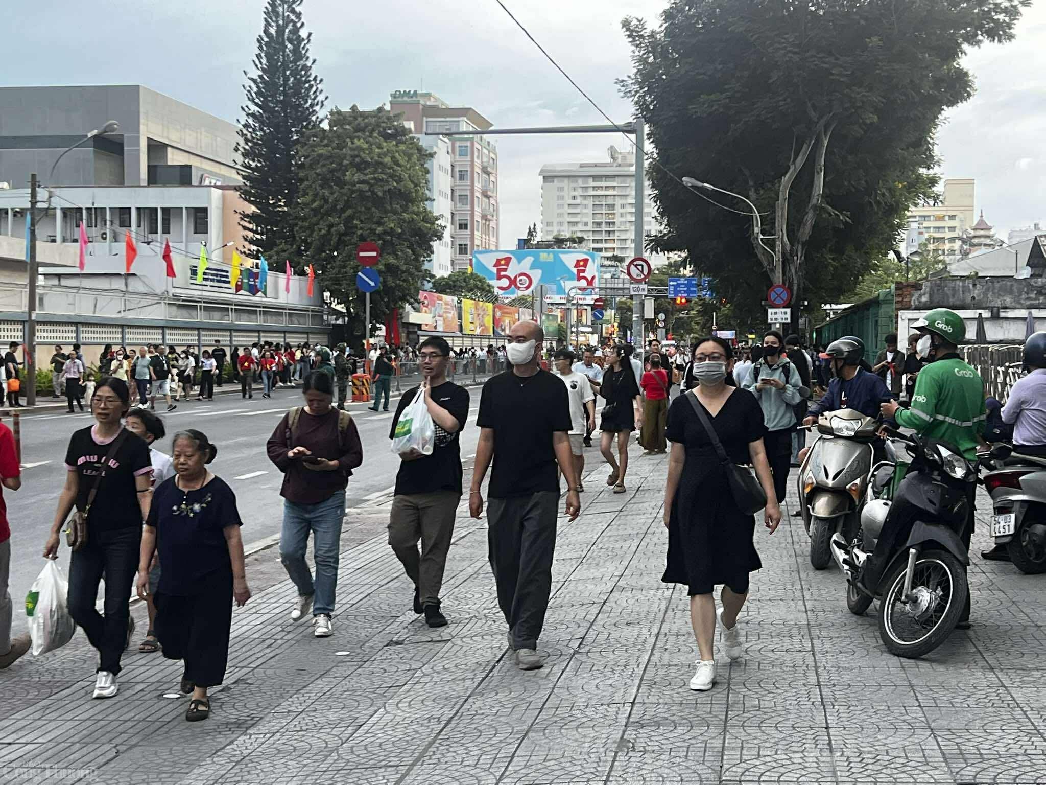 undefined Biển người chào đón các chiến sĩ tham gia tổng hợp luyện diễu binh tối 22/4