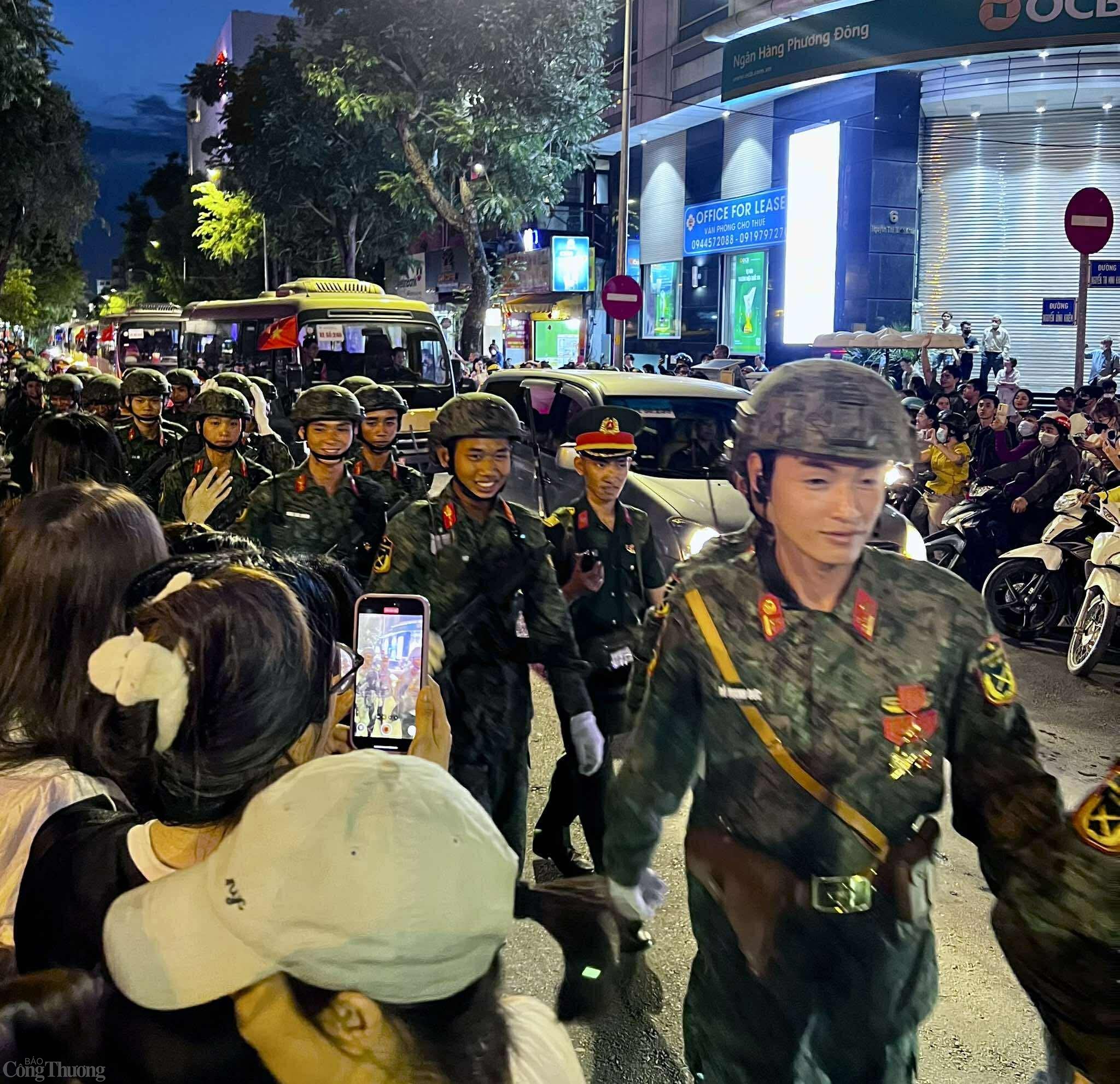 Biển người chào đón các chiến sĩ tham gia tổng hợp luyện diễu binh tối 22/4