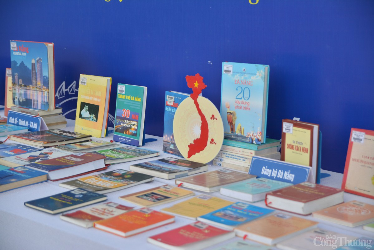 Góc không gian trưng bày tài nguyên thông tin về hành trình phát triển của TP. Đà Nẵng. Góc không gian trưng bày tài nguyên thông tin về hành trình phát triển của TP. Đà Nẵng.