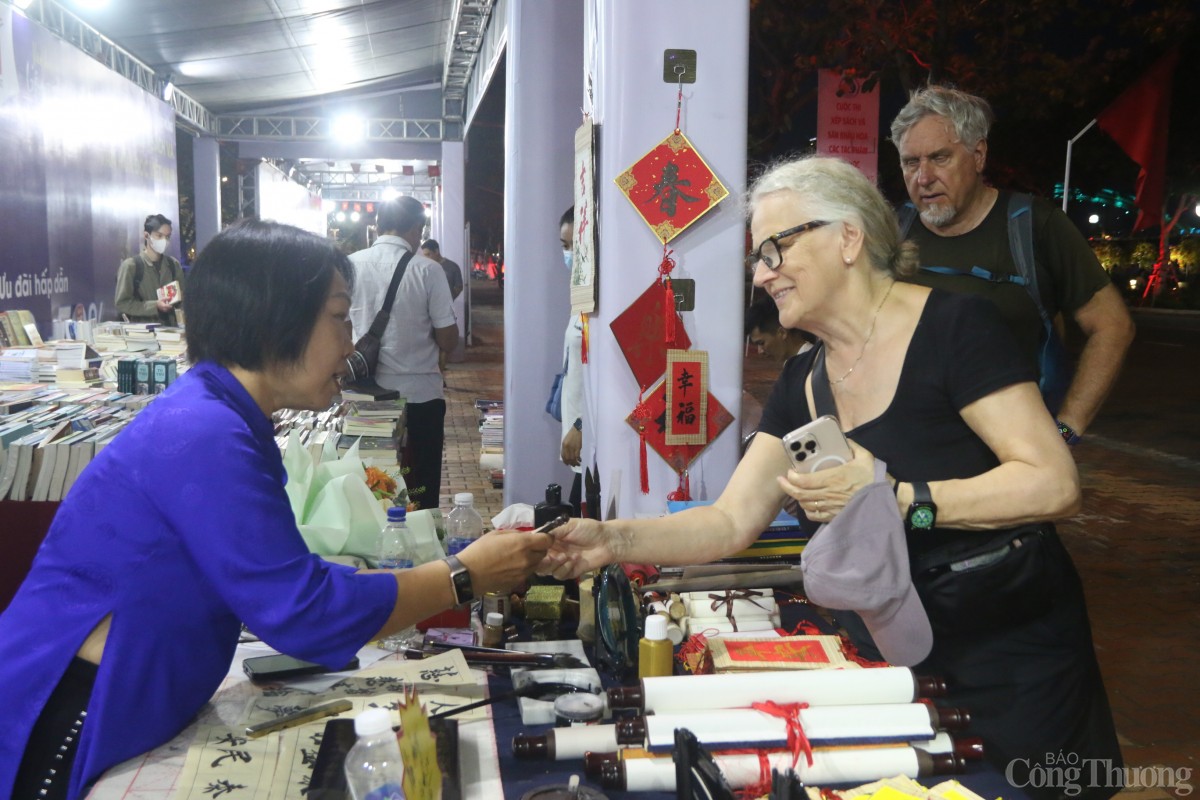 Du khách nước ngoài tham quan gian hàng tại Hội sách Đà Nẵng Du khách nước ngoài tham quan gian hàng tại Hội sách Đà Nẵng