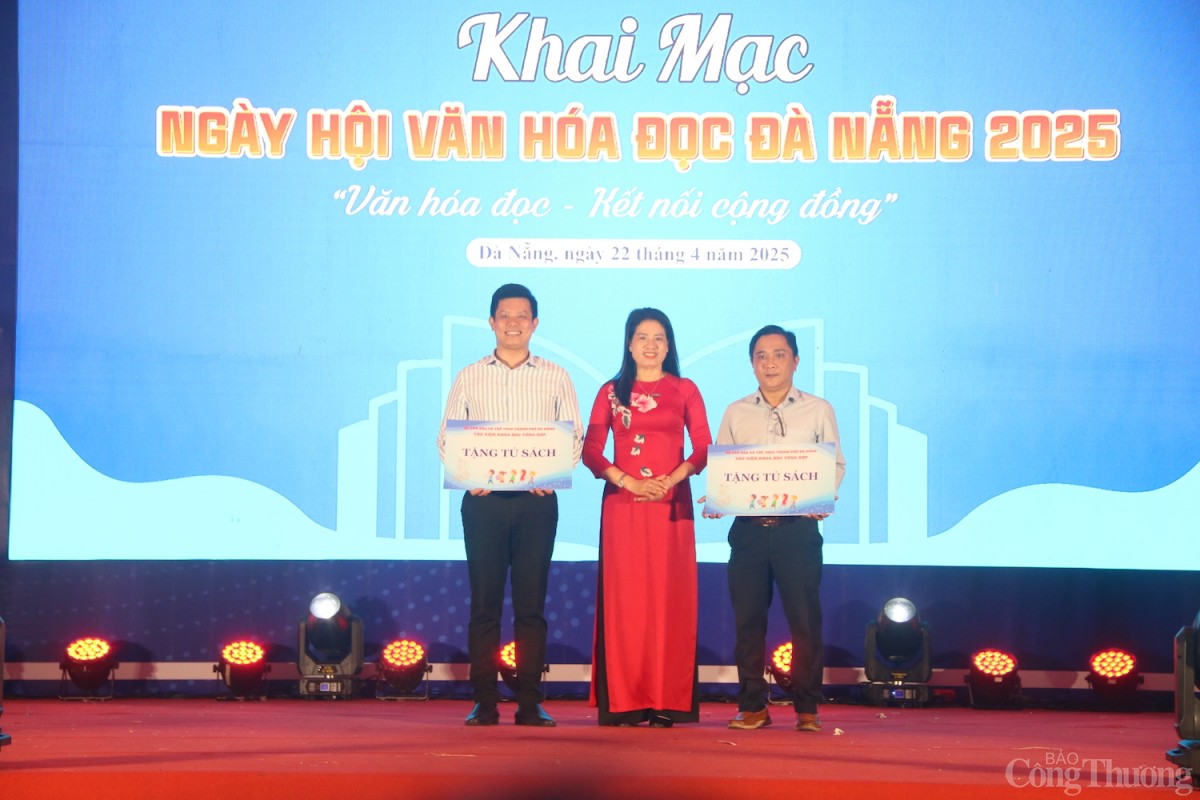 Thư viện Khoa học Tổng hợp Đà Nẵng tặng 2 tủ sách cho 2 trường học trên địa bàn thành phố. Thư viện Khoa học Tổng hợp Đà Nẵng tặng 2 tủ sách cho 2 trường học trên địa bàn thành phố.