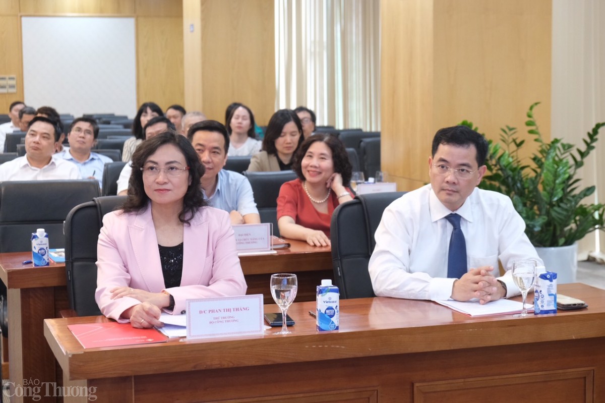 Thứ trưởng Bộ Công Thương Phan Thị Thắng (hàng đầu, bên trái) tham dự buổi lễ). Thứ trưởng Bộ Công Thương Phan Thị Thắng (hàng đầu, bên trái) tham dự buổi lễ).