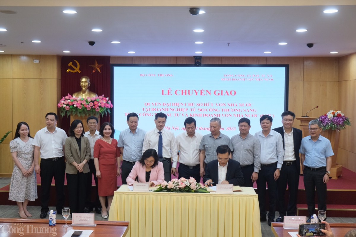 Lãnh đạo Bộ Công Thương và Tổng Công ty SCIC ký biên bản chuyển giao. Lãnh đạo Bộ Công Thương và Tổng Công ty SCIC ký biên bản chuyển giao.