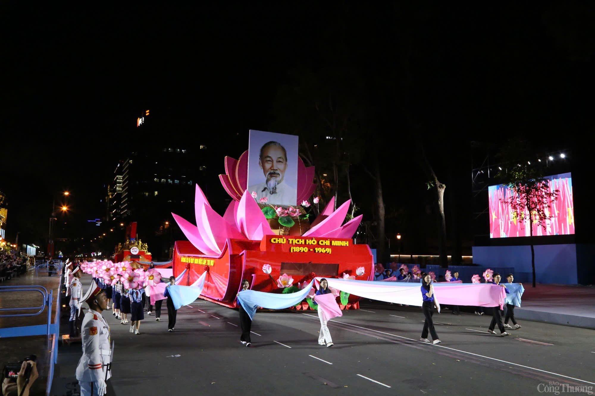 Chùm ảnh: Hàng nghìn người dân xem tổng hợp luyện diễu binh lần 2