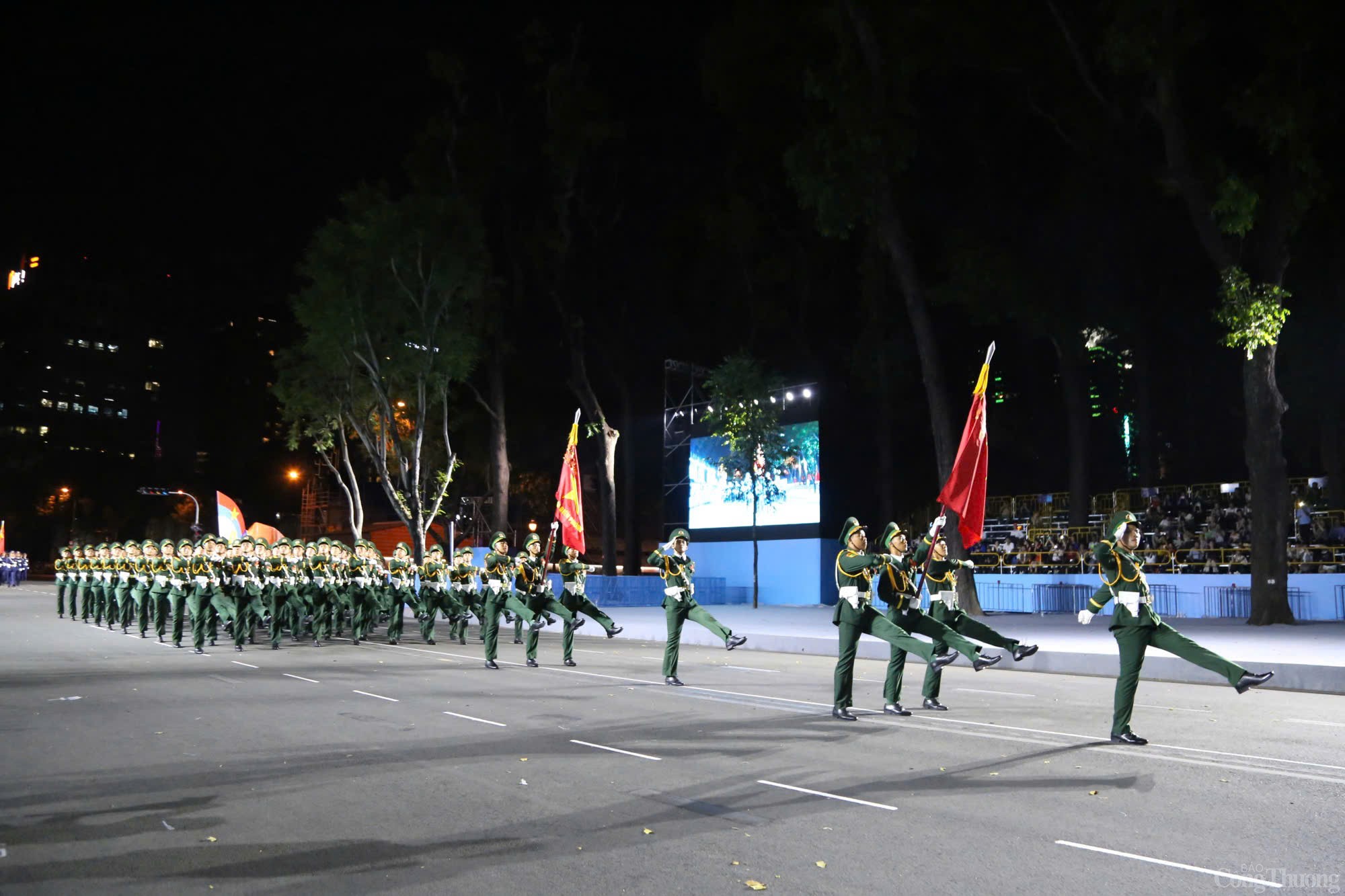 Chùm ảnh: Hàng nghìn người dân xem tổng hợp luyện diễu binh lần 2