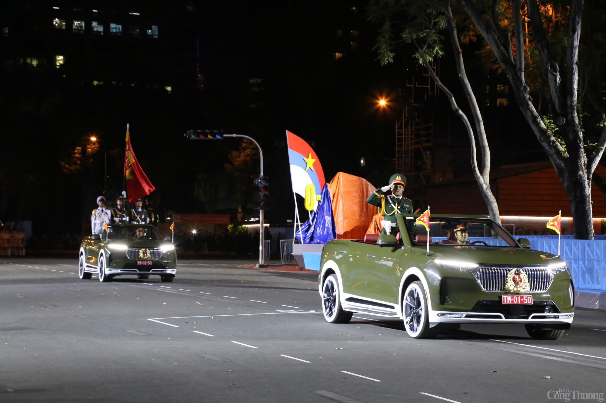 Chùm ảnh: Hàng nghìn người dân xem tổng hợp luyện diễu binh lần 2