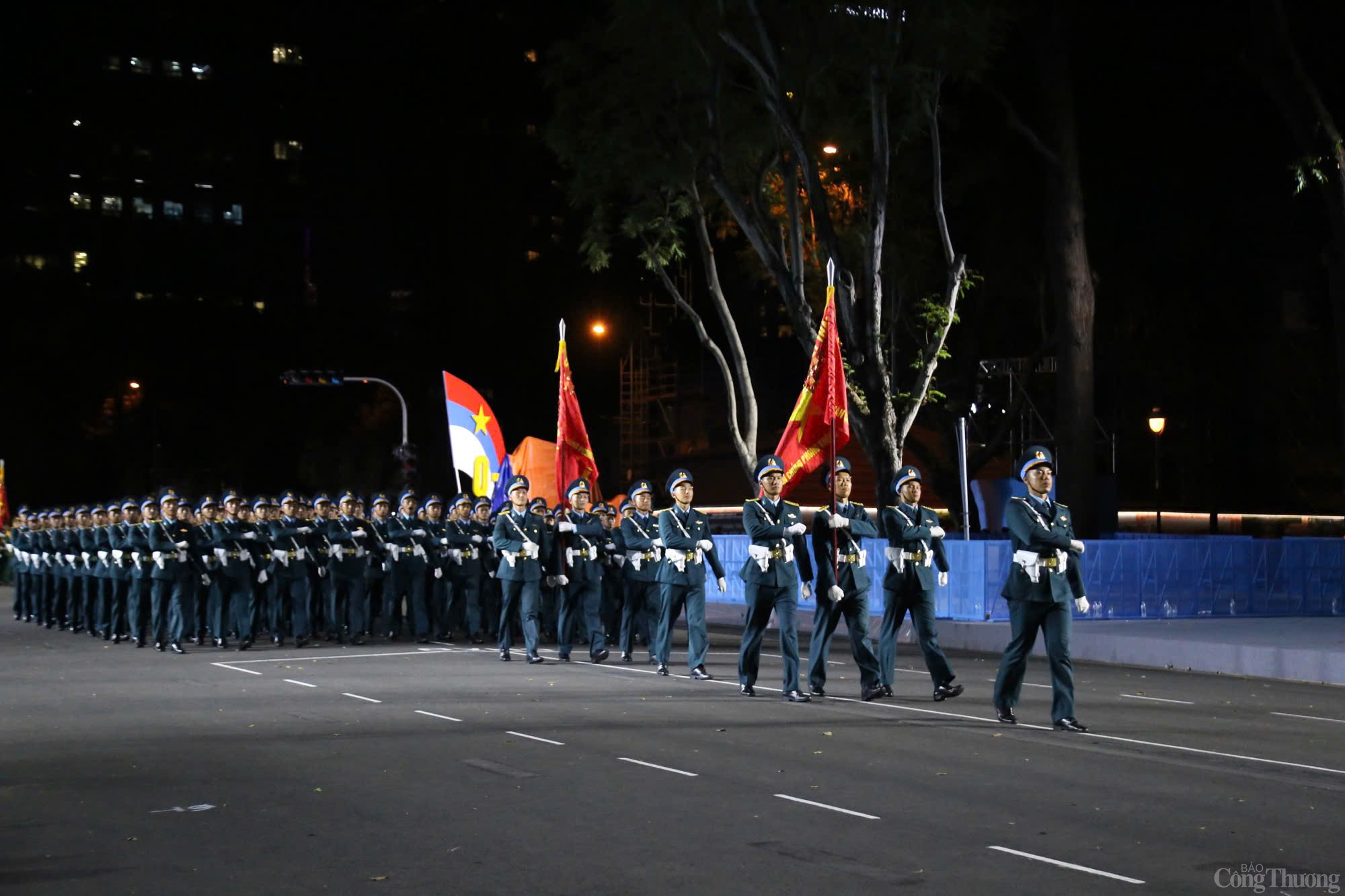 Chùm ảnh: Hàng nghìn người dân xem tổng hợp luyện diễu binh lần 2