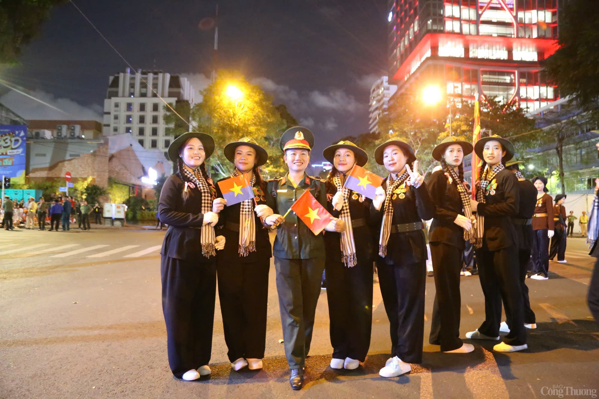 Chùm ảnh: Hàng nghìn người dân xem tổng hợp luyện diễu binh lần 2