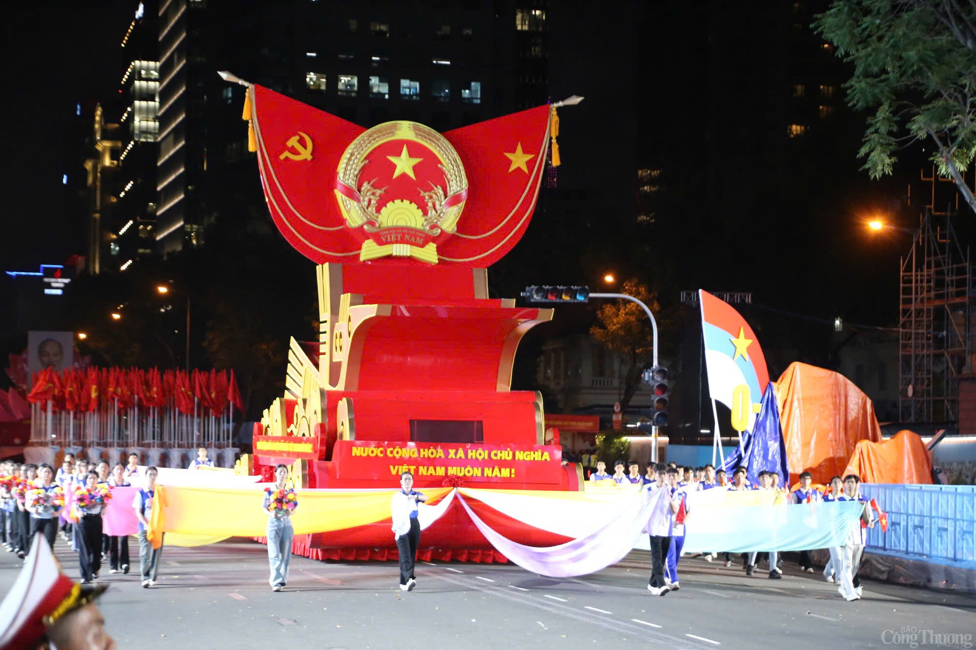 Chùm ảnh: Hàng nghìn người dân xem tổng hợp luyện diễu binh lần 2