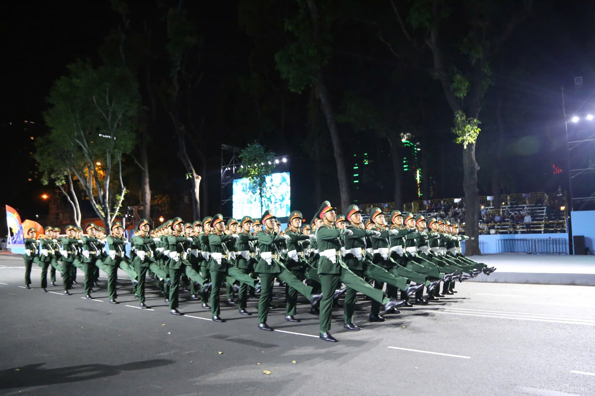 Chùm ảnh: Hàng nghìn người dân xem tổng hợp luyện diễu binh lần 2