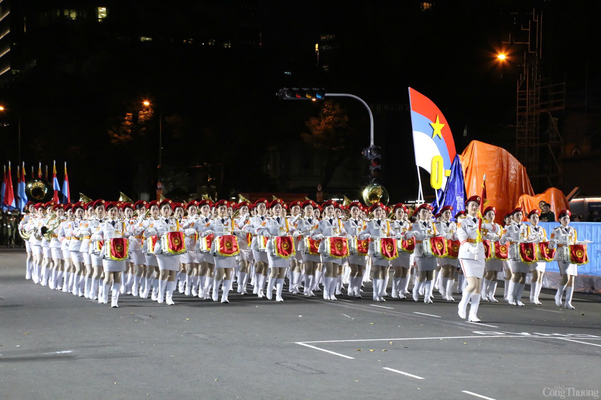 Chùm ảnh: Hàng nghìn người dân xem tổng hợp luyện diễu binh lần 2